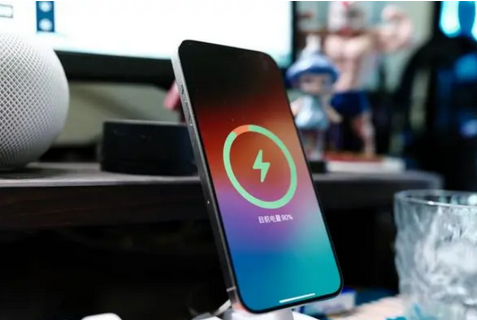 新龙苹果15换屏服务分享用什么充电器给iPhone15充电更好 